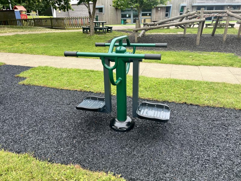 Kids' gym equipment installer