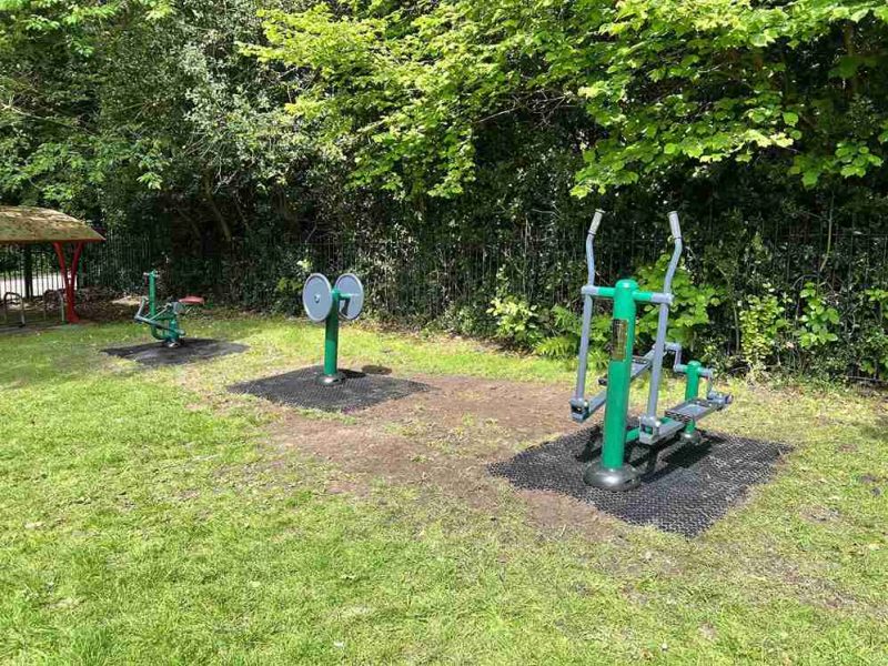 Outdoor gym equipment